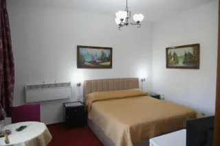 Dhomë dyshe me banjo private