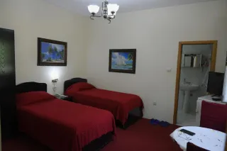 Dhomë me dy krevate teke dhe banjo