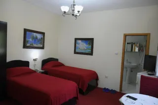 Dhomë me dy krevate teke dhe banjo